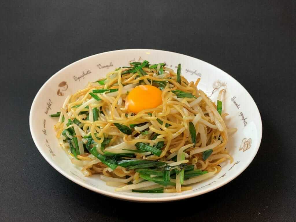 ニラそば(黄身入り)　710円