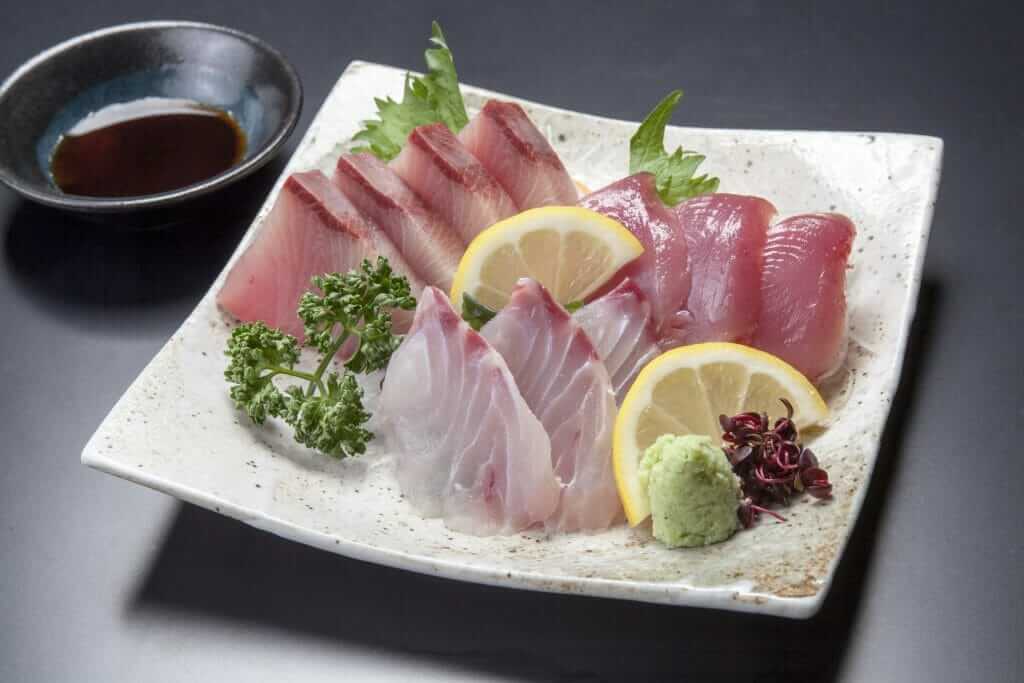 地魚のお造り(三種盛) 930円　